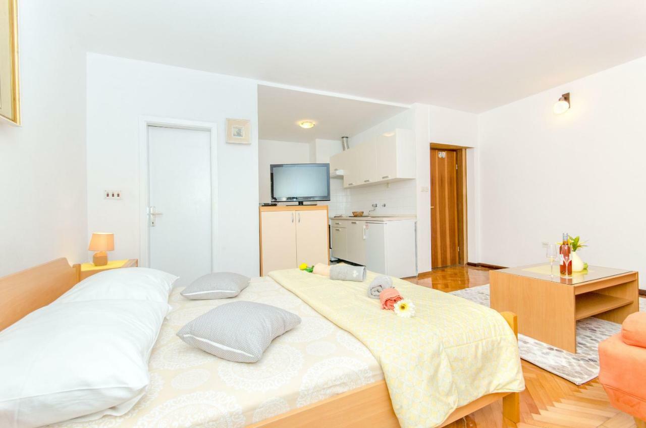 Apartments And Room Sun & Sea Podgora Exteriör bild