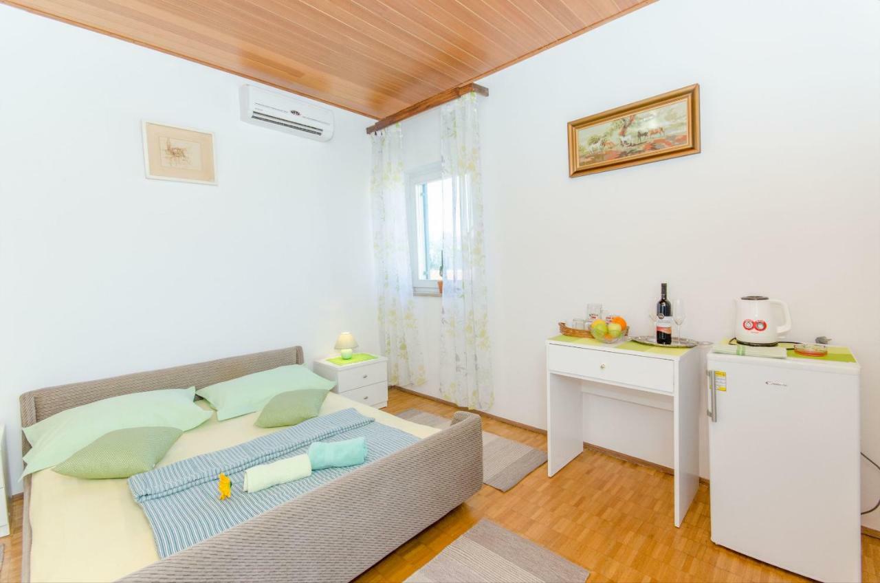 Apartments And Room Sun & Sea Podgora Exteriör bild